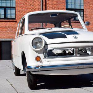 Beim nun verbauten Wankelmotor des Typs KKM 400 handelt es sich um ein Schnittmodell. Passend dazu erhielt auch die Motorhaube des Wagens einen Einsatz aus Plexiglas, der, zusammen mit dem ausgeschnitten Kühlergrill, direkte Blicke auf die Antriebstechnik zulässt.(Bild:  August Horch Museum)