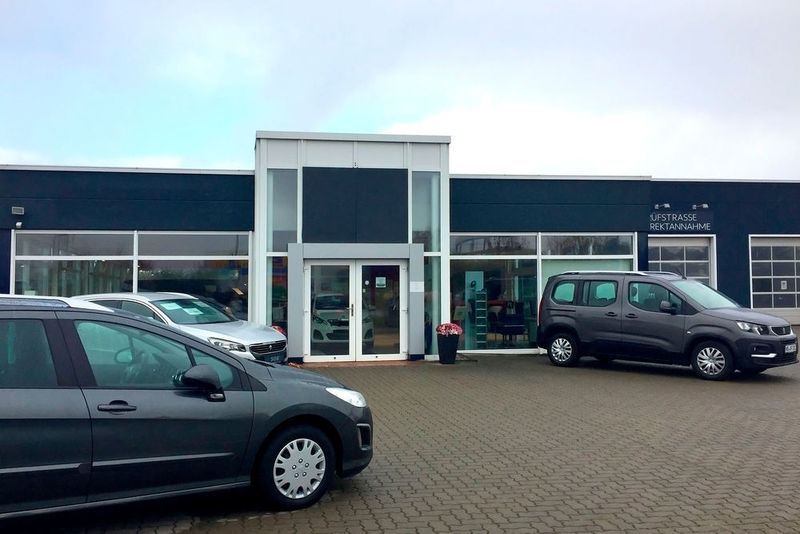 Nach stürmischen Wachstumsjahren musste die Auto-Domicil-Gruppe 2017 nachschärfen. Nun steht wieder eine Übernahme an: Künftig ist die schwäbische Autohausgruppe auch in Cuxhaven mit Auto Domicil Dehn präsent. Weitere Standorte könnten hinzukommen. (Auto Domicil)