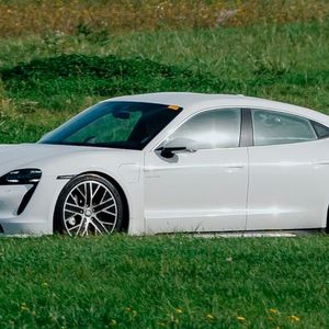 Bei Hochleistungsreifen für Sportwagen oder schwere SUV kommen sogar acht Kilogramm Abrieb zusammen.(Bild:  Michelin)