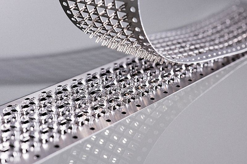 Metaklett ist ein metallischer Klettverschluss. In einem Kooperationsprojekt, in dem Hölzel Entwicklungspartner war, ist es gelungen, das Verbinden mithilfe des Klettprinzips auch auf Stahlfügeteile zu übertragen. (Bild: Hölzel Stanz- und Feinwerktechnik)