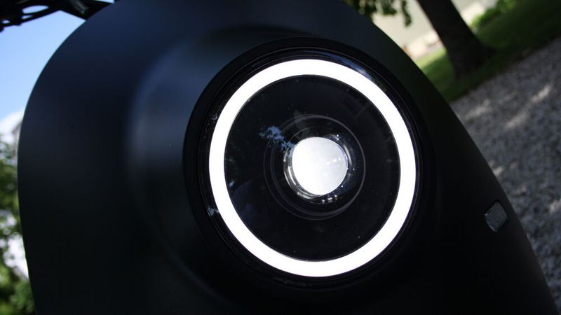 Der Unu Move hat einen zeitgemäßen LED-Scheinwerfer mit markantem Tagfahrlicht. (Bild: sp-x/Mario Hommen)