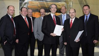 Die Vertragsunterzeichnung zur Phenol- und Aceton-Versorgung fand in Leverkusen statt. (von links: Dr. Guenter Hilken (BMS), Amador Lopez, Dr. Tony Van Osselaer (BMS), Federico Molina, Patrick Thomas (BMS),  Michael Hellemann (BMS), Fernando Iturrieta, Thomas Nitsche (BMS); Bild: Bayer MaterialScience) (Archiv: Vogel Business Media)