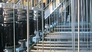 Die Bühnentechnik gehört zu den Anwendungsbereichen für Sicherheitsbremsen: Sie sorgen für das sichere Heben von Lasten – zuverlässig und leise. (Mayr Antriebstechnik)