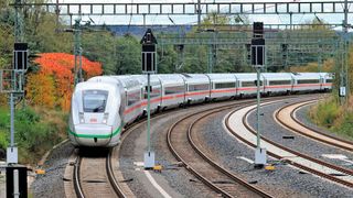 Weitgehend störungsfrei dürfte der Bahn-Verkehr frühestens ab Freitag (13. August) wieder laufen. (Bild: Wolfgang Klee/Deutsche Bahn)