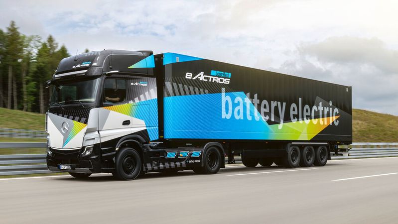 Der E-Actros Long Haul soll 2024 in Serie gehen. Der E-Actros Long Haul soll 2024 in Serie gehen.