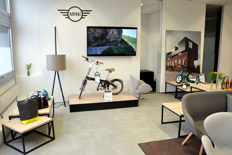 Eine helle und freundliche Wohnzimmeratmosphäre lädt zur Einkehr ein. (Wehner / »kfz-betrieb«)