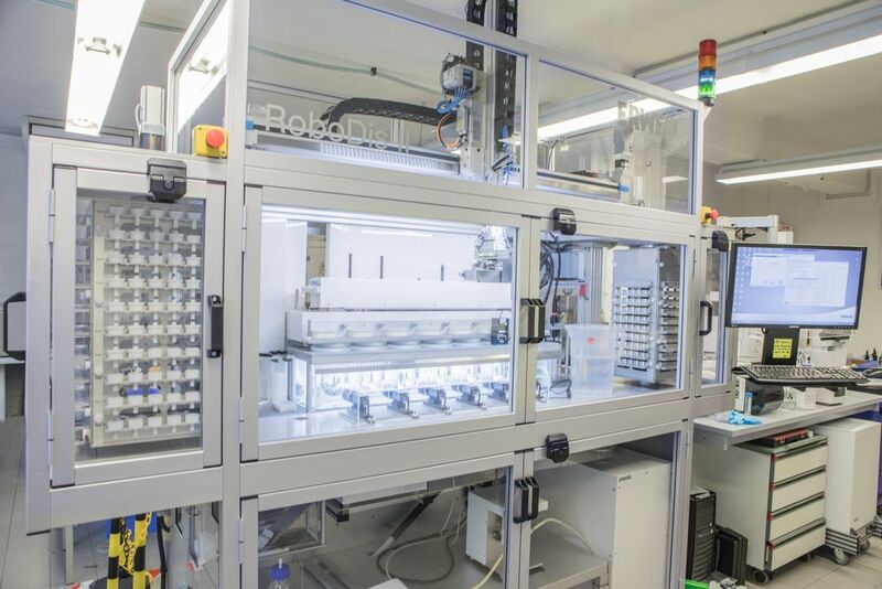 Abb.1: Das Robo-Dis II ist ein komplettes, vollautomatisch arbeitendes Labor für Rund-um-die-Uhr-Analysen von Tabletten, Granulaten und Pulvern. (Erweka GmbH)