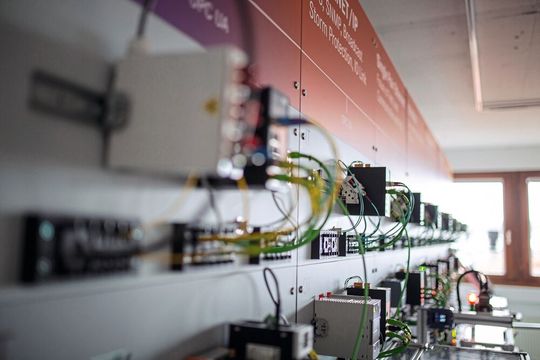 LAPP demonstriert mit einem Automatisierungsmodell, wie Sensoren, Aktoren, Leitungen und Netzwerkkomponenten Daten zuverlässig in die Cloud übertragen.(Bild:  Lapp)