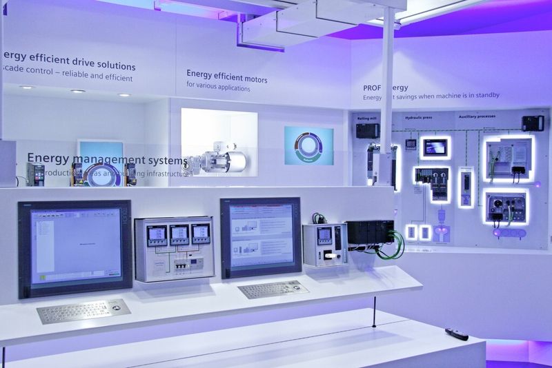 Auf 55 qm stellt der Energy Efficiency Truck die ganze Bandbreite des Siemens Energieeffizienz-Portfolios aus. (Bild: Siemens)