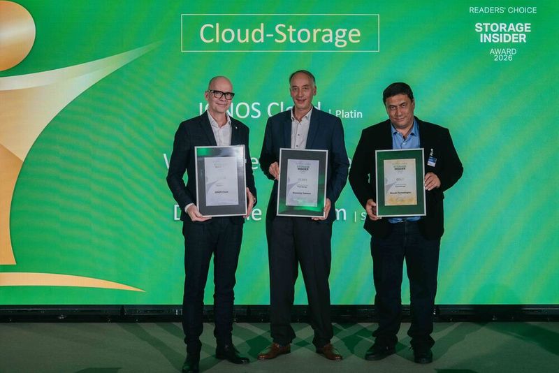 In der Storage-Kategorie „Cloud-Storage“ werden (v. l.) IONOS Cloud (Platin, repräsentiert durch Uwe Geier), Deutsche Telekom (Silber, Armin Jesse) und Wasabi Technologies (Gold, Ugur Yaliman) ausgezeichnet. (Bild: Manuel Emme Fotografie)