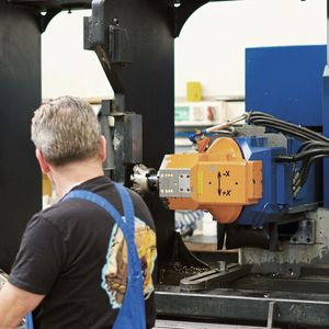 Pascal Chollet, polymécanicien et opérateur de la Reiden BF5 depuis de longues années a acquis un important savoir-faire dans l’usinage de pièces mécano-soudées imposantes.  (Source :  MSM)
