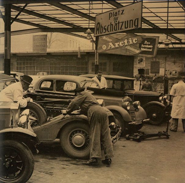 Eine kleine Reise durch die Geschichte der DAT: Pkw-Schätzung durch Sachverständige in Berlin kurz nach der Gründung Anfang der 1930er-Jahre. (Bild: DAT)