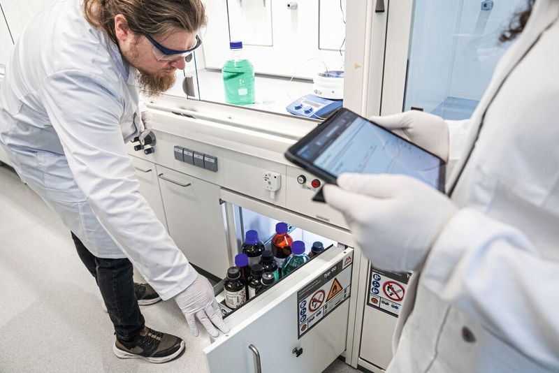 Abb.3: Mit DÜPERTHAL connect hat man ständig Zugriff auf die Sicherheitsparameter des Schrankes und einen Überblick über den Lagerbestand der Lösemittel. (Bild: DÜPERTHAL Sicherheitstechnik GmbH & Co. KG)