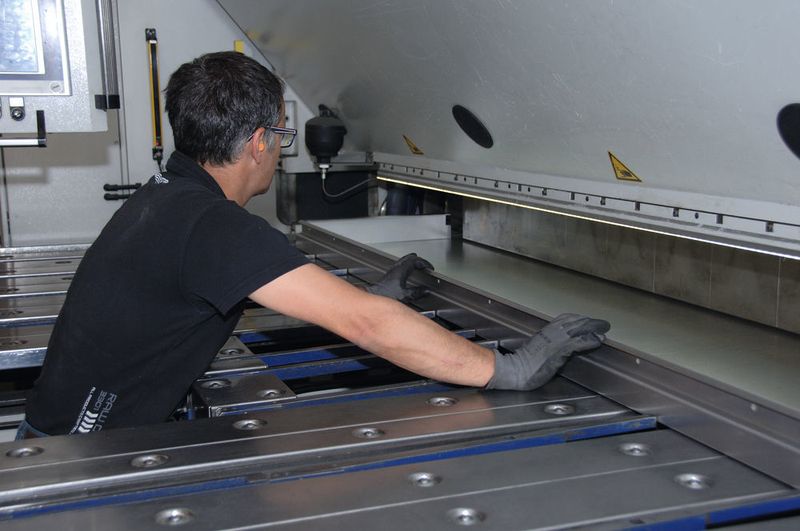 Bei großen Werkstücken mit Gegenkantungen ist dank der Up-and-Down-Biegewange ein bequemes Handling für eine Person möglich. (Schröder Group)