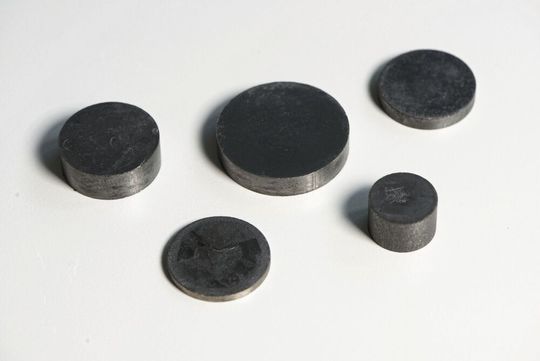 Magnetherstellung: Die metallischen Plättchen enthalten eine Mischung aus dem Primärrohstoff Neodym und Altmagneten oder Magnetschrott.(Bild:  Fraunhofer IWKS)