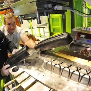 Herzstück der Fertigungszelle ist eine Vertikalmaschine mit Umform- und
Spritzgießmodul. Während der Einweihungsfeier wurden damit Versuchsträger hergestellt. 