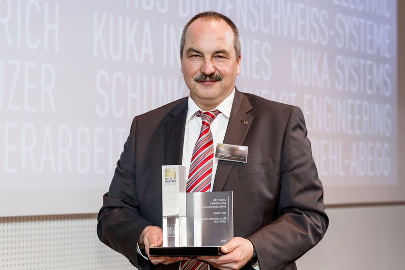 Michael Honig, Product Division Manager bei Amada, hät die Trophäe in Händen. Der erste „Best of Industry“-Award wurde am 18. Februar im Würzburger Vogel Convention Center (VCC) verliehen. (Stefan Bausewein)