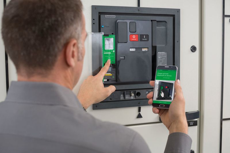 Die Schnittstelle nach dem Bluetooth-Smart-Standard IEEE 802.15.1 gestattet es, sämtliche Information über jedes Smartphone abzurufen. (Schneider Electric)