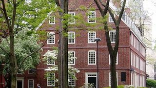 Harvard ist die beste Universität der Welt. (Bild: Muns/Wikimedia (cc-by-sa-2.0))
