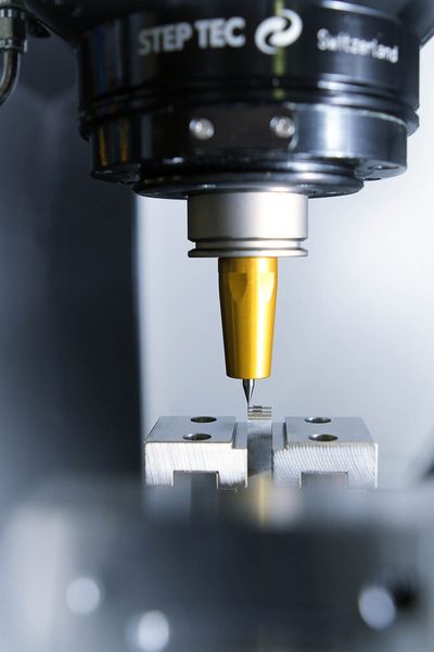 Mit Fräswerkzeugen von nur 0,1 mm Durchmesser werden mit satten 42.000 U/min die Konturen in Stempel und Matrizen für Hochleistungswerkzeuge gespant. (Bild: GF)