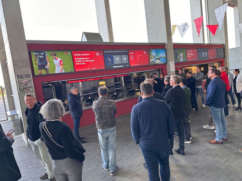 Sind die Frikadellen aus? Preise und Informationen sind Dank der Monitore immer schnell aktuell. (Bild: Vogel IT-Medien)