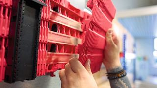 Mit Riline X verändert Rittal die Stromverteilung im Schaltschrank. Wo zuvor komplexe Sammelschienensysteme zum Einsatz kamen, vereinfacht nun ein Click-System den bislang zeitaufwendigen Aufbau der Stromverteilung. (Bild: LKH Kunststoffwerk Heiligenroth GmbH & Co. KG )