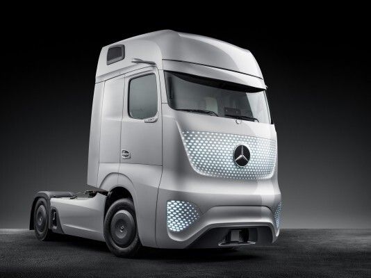 Der Mercedes-Benz Future Truck 2025: Weltpremiere der spektakulären Studie des Lkw von morgen – autonome Fahrt in eine faszinierende Zukunft (Mercedes-Benz)