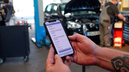 Hier hat quasi jeder Mechaniker ein Mobiltelefon in der Tasche – nicht für das private Vergnügen, sondern um die alltäglichen Arbeiten zu erledigen.(Bild:  Schreiner – »kfz-betrieb«)