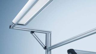 Mit Leuchtstofflampe oder LED – die Systemleuchtenfamilie Tameto bietet zahlreiche Möglichkeiten für eine individuelle Beleuchtungslösung an Systemarbeitsplätzen. (Bild: Waldmann)