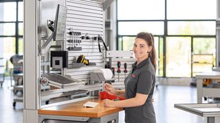 Laut einer Studie der item Industrietechnik GmbH setzt die Mehrheit der Befragten in der manuellen Produktion auf verhältnisergonomische Lösungen. (item Industrietechnik GmbH)