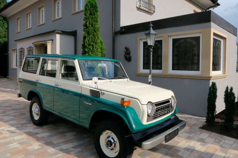 Ein wenig blaues Blut zum Abschluss: Erstbesitzer dieses Toyota Land Cruiser FJ55 war Prinz Max Emanuel von Thurn und Taxis. Der Geländewagen wurde komplett restauriert und ist für 47.500 Euro inseriert. (Bild: Mobile.de)