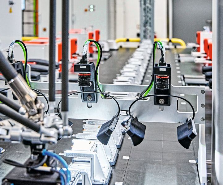 Die Brücke mit den Vision-Systemen über den drei Fahrspuren erfasst beim Durchfahren den Data­matrix-Code jeder Klemme, der dann mit der ID des X-Planar-Movers „verheiratet“ wird. (Bild: Beckhoff)