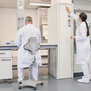 Abb. 1: Mangelware Platz – Der neue Sicherheitschrank ist inspiriert von den Vorteilen eines Apothekerschrankes.