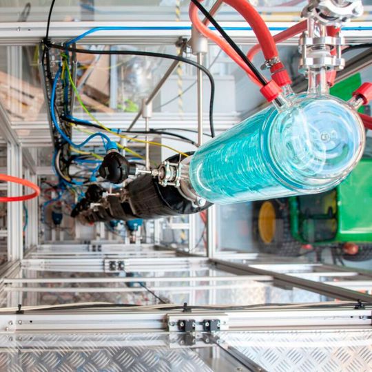 An dieser Screeningstation entwickelt das Fraunhofer IGB die Prozessschritte zur Umwandlung von CO2 aus Prozessgasen zu E-Fuels wie Kerosin und Diesel. An dieser Screeningstation entwickelt das Fraunhofer IGB die Prozessschritte zur Umwandlung von CO2 aus Prozessgasen zu E-Fuels wie Kerosin und Diesel.