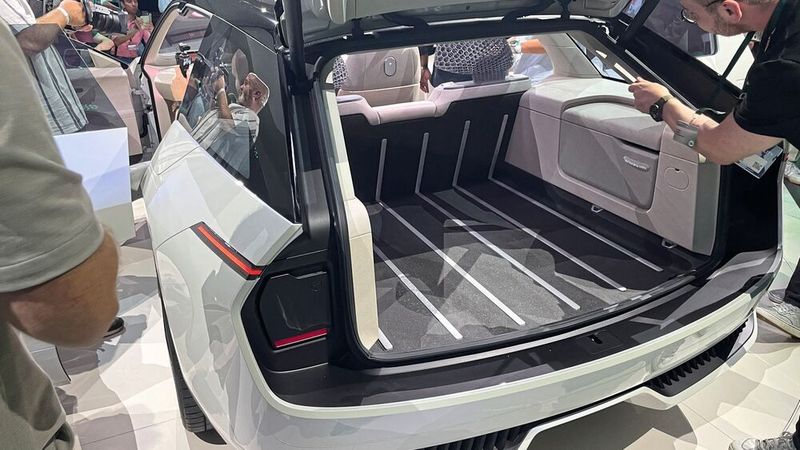 Entscheidend für diese Käufer ist meist der große Stauraum. Den hat der Vision O mit 650 Litern regulärem Kofferraumvolumen. (Bild: Grimm – VCG)