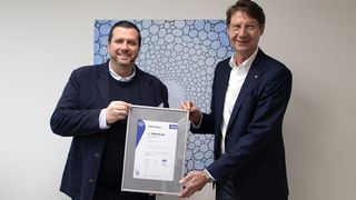 Die Vahle Group erhält die Zertifizierung nach ISO 14001. Damit treibt die Gruppe nun die nachhaltige und umweltbewusste Unternehmensentwicklung voran. Von links: Christian Gerling, DQS-Geschäftsführer, und Achim Dries, CEO Vahle Group.  (Bild: Vahle)
