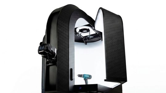 Der Alphashot XL G2 MDC erfasst erstmals Abmessungen, Gewicht und strukturierte Etikettendaten von Produkten wie dieser Bohrmaschine in einem einzigen Workflow, bedient von einem einzigen Operator.(Bild:  Orbitvu)