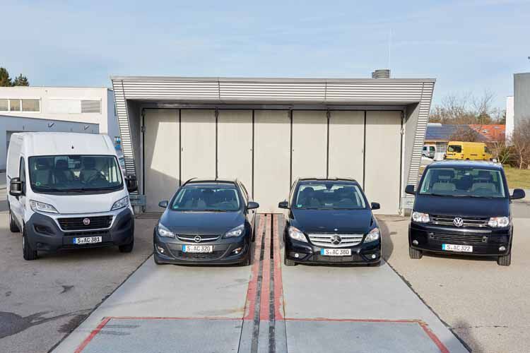 Die vier Testfahrzeuge auf dem Gelände des ADAC-Technikzentrums in Landsberg/Lech. (Bild: ADAC)