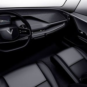 Für ein modernes E-Auto reicht als Anzeigeeinheit ein kleines Display hinterm Lenkrad.(Bild:  Vinfast)