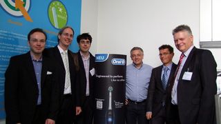Das MainTelRob-Projektteam (von links): Felix Sittner, Markus Krauß, Michael Fritscher (Zentrum für Telematik e.V.), Rolf Ruckstetter (Braun/P&G), Dr. Jürgen Dam (VDI), Dr. Manfred Dresselhaus (Reis Robotics). (Zentrum für  Telematik, Würzburg)