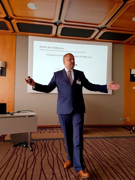 Digitales Messerwetzen - Jan Lindner von Panda Security spricht über Cyberwar und Cyber Defence auf der IT-Security Management & Technology Conference 2018. (Bild: Vogel IT-Akademie)
