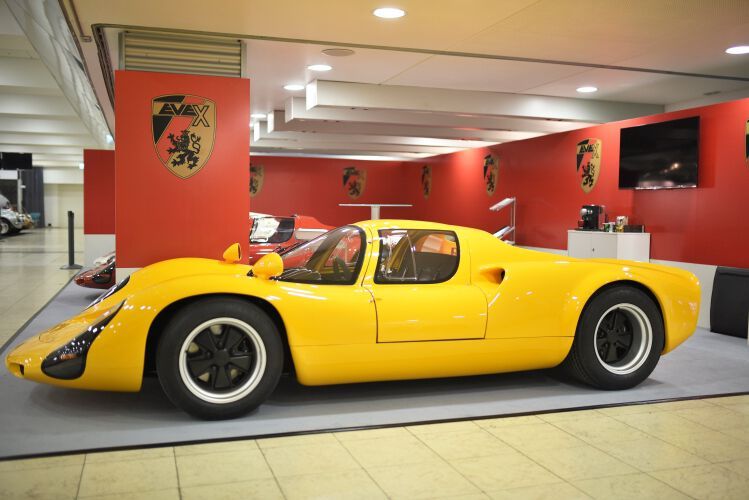 Kreisel Evex 910e: Der Elektromobilitäts-Spezialist Kreisel hat einen EVEX-Porsche 910 vollständig zum elektrischen Supersportwagen umgerüstet. Der Kreisel EVEX 910e schafft mehr als 300 Kilometer pro Stunde, beschleunigt in 2,5 Sekunden von 0 auf 100 und verfügt im Gegensatz zum historischen Original von Porsche über eine Straßenzulassung (H-Kennzeichen). (Bild: Kreisel Electric GmbH - Peter Scherb)