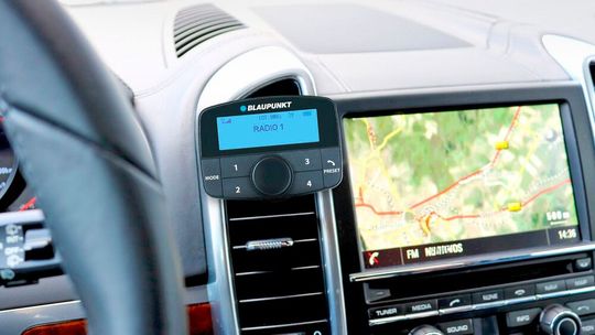 Das mit Batterien betriebene Bedienteil für den Blaupunkt DAB’n’play 550 lässt sich ins Cockpit integrieren.(Bild:  Blaupunkt)