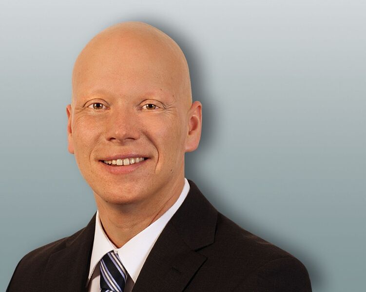 Stefan Kuhnert, Market Management I/O Systems, Phoenix Contact: „Auch in der direkten Feldinstallation muss nicht auf wirtschaftliche Automatisierungskonzepte mit bedarfsgerechter Funktionsauswahl und hoher Flexibilität verzichtet werden. Der kombinierte Einsatz von IO-Link-Master und IO-Link/Analog-Konverter der Produktfamilie Axioline E setzt diese Anforderungen auf einfache Weise um.“ (Bild: Phoenix Contact)