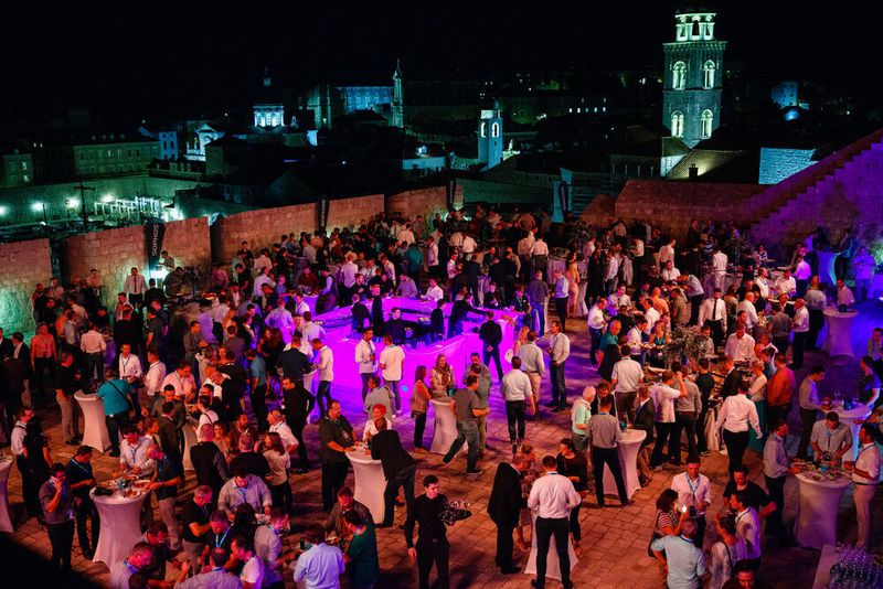 Auf den imposanten Festungsmauern in Dubrovnik fand die Abendveranstaltung statt. (Sophos)