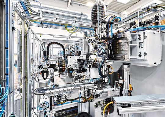 Der Blick in das Innere der Hairpin-Maschine lässt Komplexität und Vielfalt der Bewegungsabläufe bis hin zum XTS-System (Vordergrund) erahnen. Der Blick in das Innere der Hairpin-Maschine lässt Komplexität und Vielfalt der Bewegungsabläufe bis hin zum XTS-System (Vordergrund) erahnen.