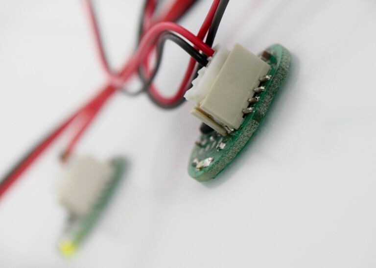 Der kapazitive Einzeltaster mit RGB-Beleuchtung ist als Taster oder Schalter lieferbar.  (Richard Wöhr GmbH)