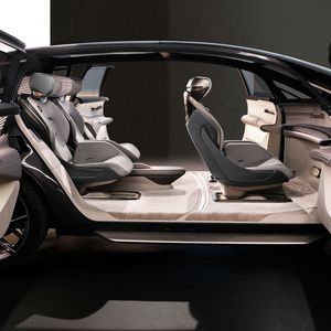 Das Fahrzeug bietet auf seiner beträchtlichen Grundfläche eine ungewöhnlich geräumige und bequeme Fahrgastzelle. (Bild:  Audi)