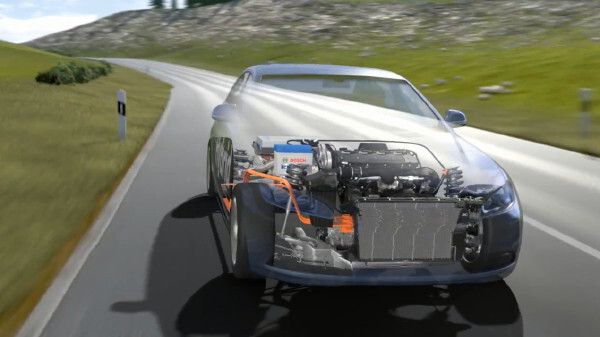 der elektrische Antrieb auf der Hinterachse überbrückt Schaltstufen eines automatisierten Schaltgetriebes  (Bosch)