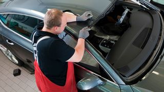 Diisocyanat-haltige Kleber können unter anderem bei der Scheibenerneuerung verwendet werden. (Bild: Pro Motor / T. Volz)